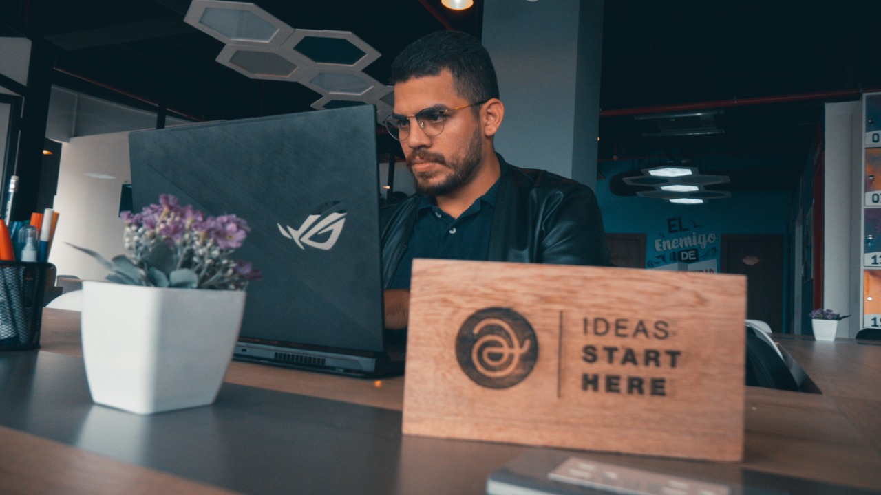 coworking-deep-work-disenando-tu-santuario-concentracion-entorno-compa